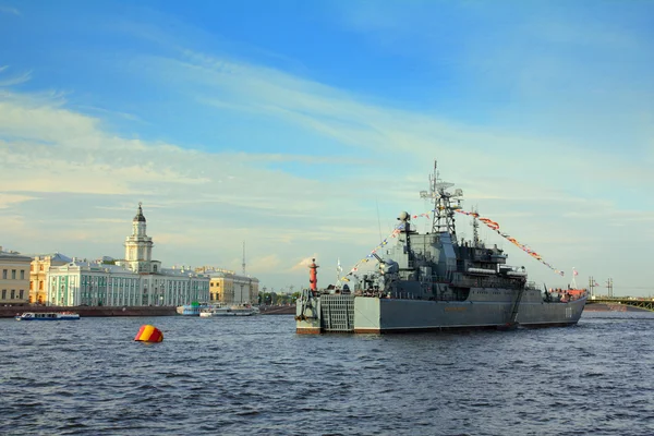 Militaire schip op de rivier de neva - dag van de Marine in Sint-petersburg — Stockfoto