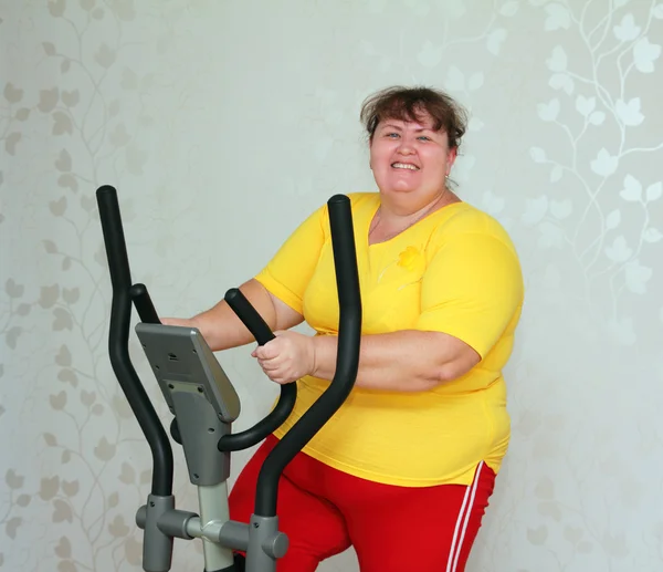 Túlsúlyos nő gyakorlása az oktató — Stock Fotó