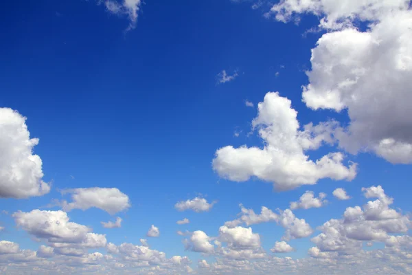 Blauwe lucht met wolken — Stockfoto