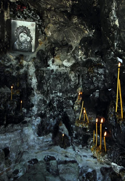 Εικονίδιο και κεριά σε σπηλιά — Φωτογραφία Αρχείου