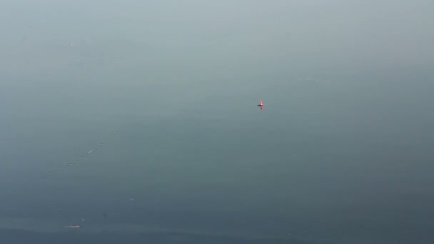 Balıkçılık lokma - float sakin su Gölü'nün üzerinde — Stok video