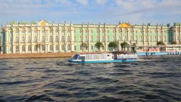 Ermitázs, a Néva folyó St. Petersburg, Oroszország - lövés a csónak — Stock videók