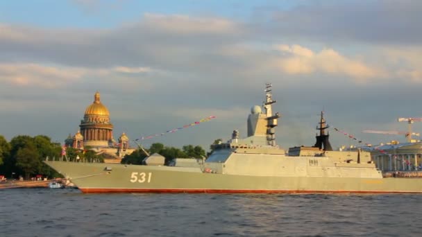 Στρατιωτική πλοίο για ποταμό Νέβα - ημέρα του Πολεμικού Ναυτικού, στην Αγία Πετρούπολη — Αρχείο Βίντεο