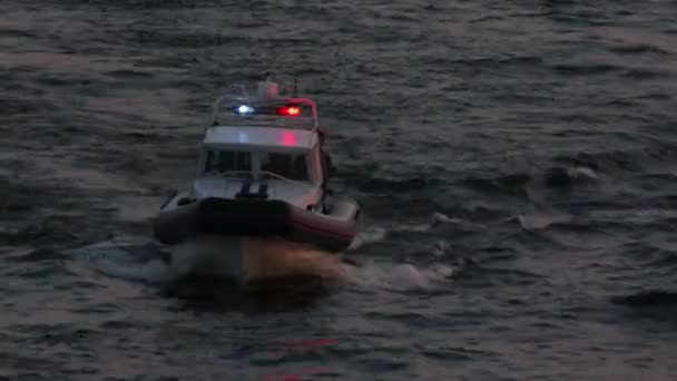 Barco de policía al atardecer — Vídeo de stock