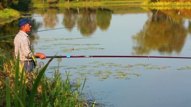 Fishing senior on autumn lake — Stock Video
