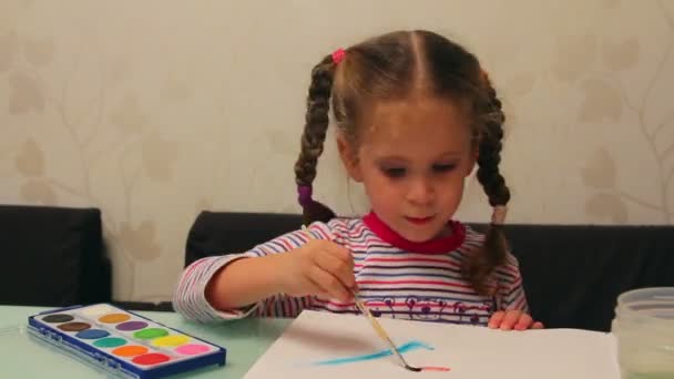 Маленькая девочка рисует — стоковое видео