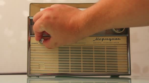 Mannenhand inschakelen en afstemmen van een antieke radio — Stockvideo