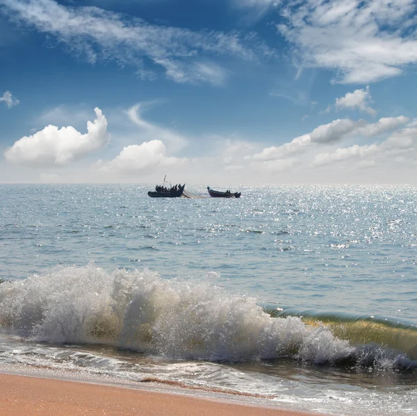 Krajobraz z łodzi rybaka w morze — Zdjęcie stockowe