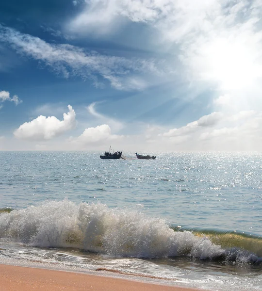 Краєвид з рибальськими човнами в морі — стокове фото