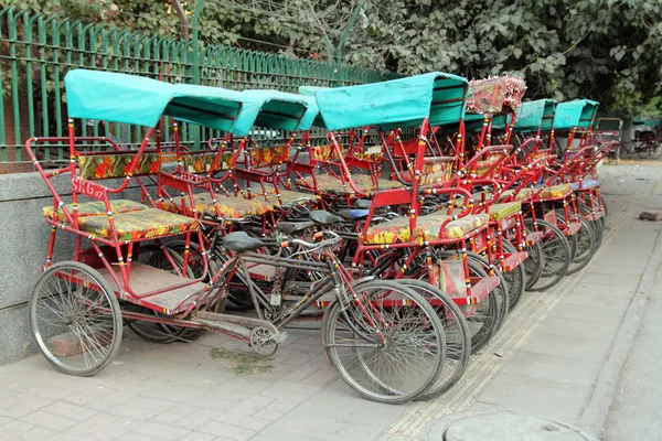 Wiele thishaw na parkingu — Zdjęcie stockowe