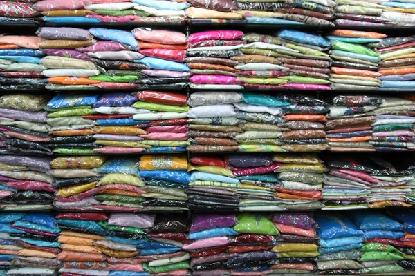 Sari op planken in Indiase markt — Stockfoto