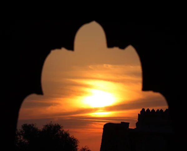 Západ slunce v Indii arch silueta — Stock fotografie
