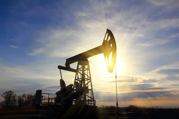 Bomba de aceite de trabajo al atardecer — Foto de Stock