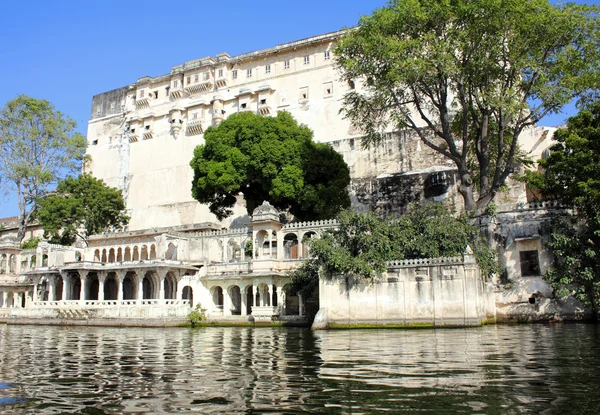 Sarayı ve Gölü udaipur, Hindistan — Stok fotoğraf