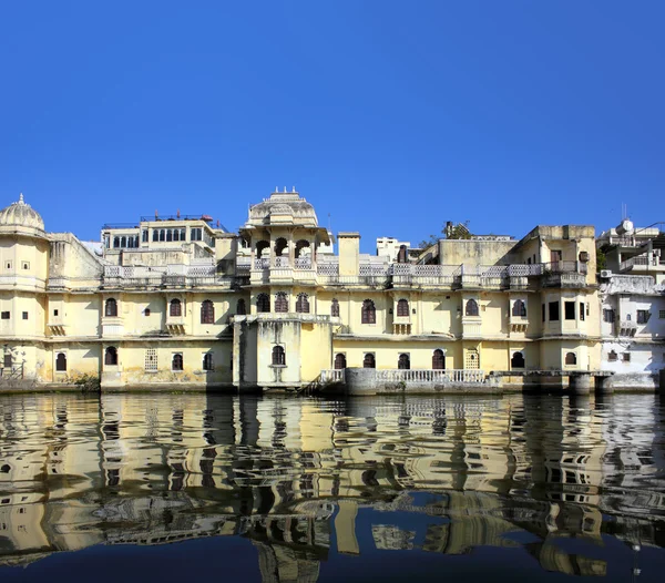 Palác a jezero v udaipur, Indie — Stock fotografie