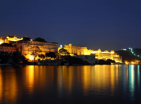 Éjszakai nézetet, a palota és a tó, Udaipur — Stock Fotó