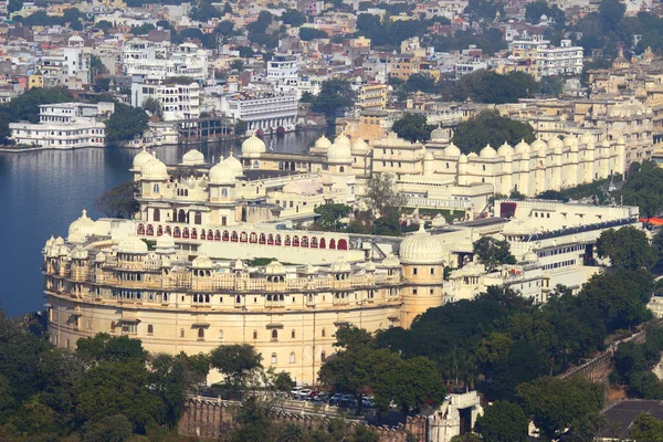 Uitzicht op lake en palace in udaipur — Stockfoto