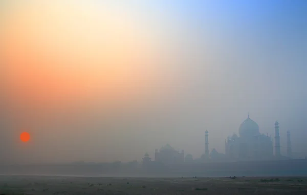 Taj Mahal at sunrise in fog — Stock Photo, Image