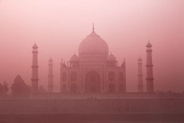 Taj Mahal at sunrise in fog — Stock Photo, Image