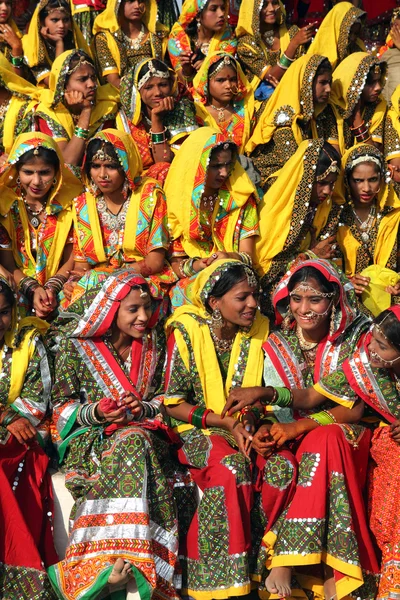 Groep van Indische meisjes in kleurrijke etnische kleding — Stockfoto