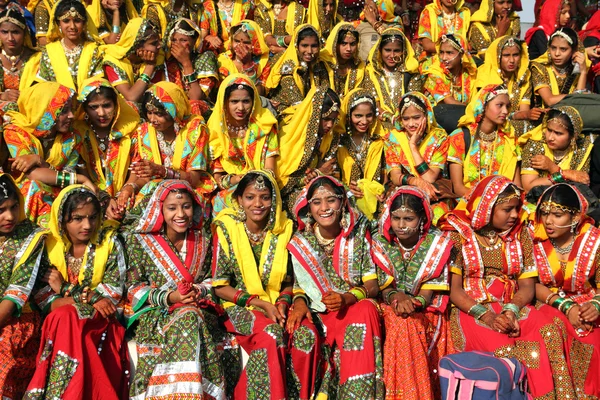 Groep van Indische meisjes in kleurrijke etnische kleding — Stockfoto