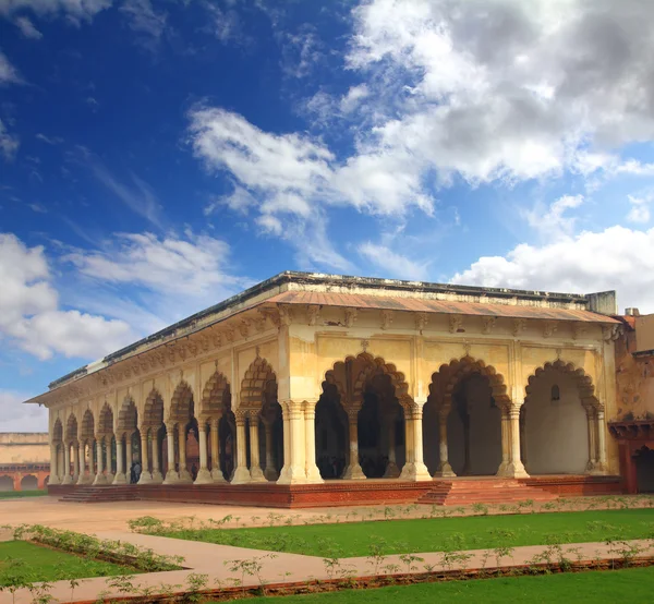 Palace with columns in agra fort — Stock Photo, Image