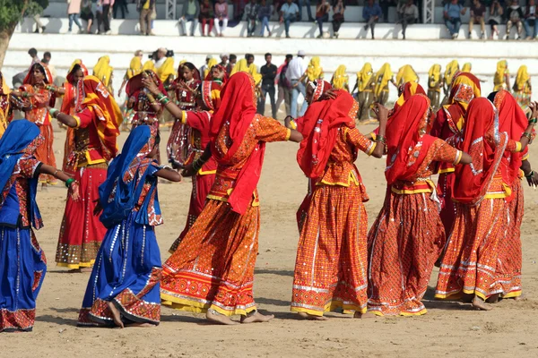 在普什卡骆驼公平上跳舞的印度女孩 — 图库照片