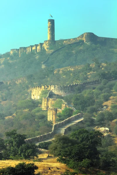 Mountain walls of Jaipur fort — Stock Photo, Image