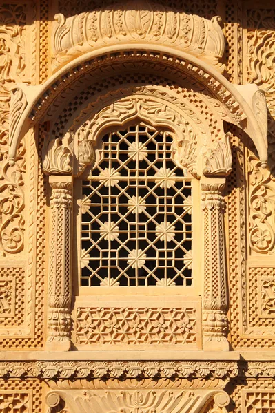 Venster van prachtige decoratieve gebouw in india — Stockfoto