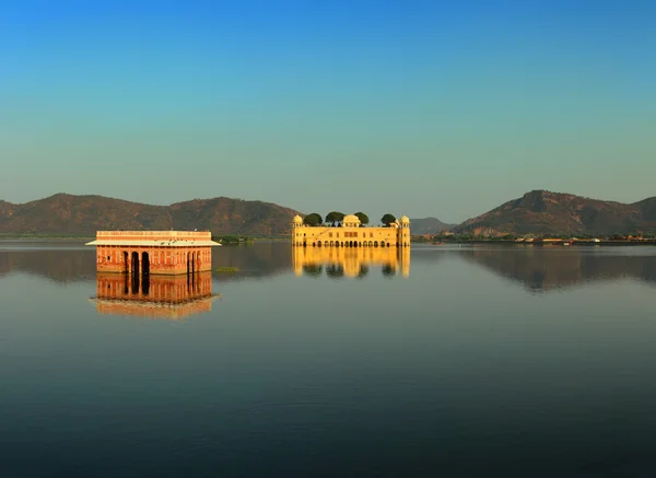 Paisagem com jal mahal no lago em Jaipur — Fotografia de Stock