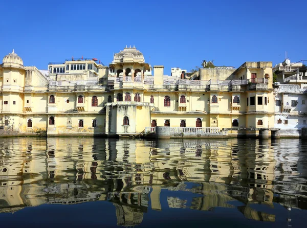 Lago y palacios en Udaipur India — Foto de Stock