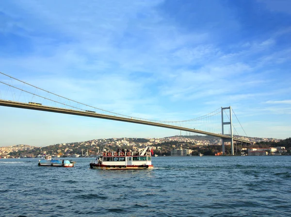 Brug over de Bosporus zeestraat in istanbul — Stockfoto