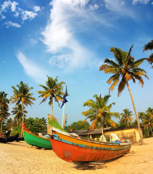Velhos barcos de pesca na praia na Índia — Fotografia de Stock
