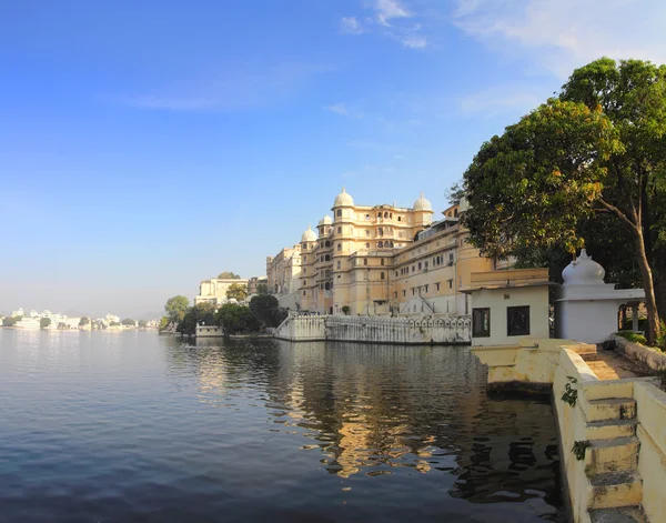 Palace and lake in Udaipur India — Stock Photo, Image