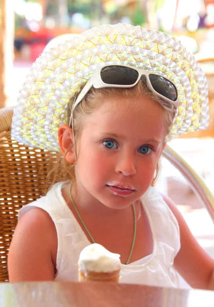 Мила маленька дівчинка з морозивом — стокове фото