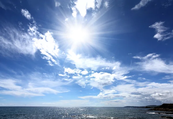 Paisagem do mar com sol e nuvens — Fotografia de Stock