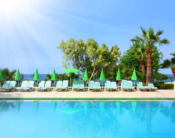 Empty swimming pool in hotel — Stock Photo, Image