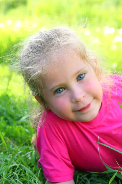 Glimlachen van weinig meisje buiten portret — Stockfoto