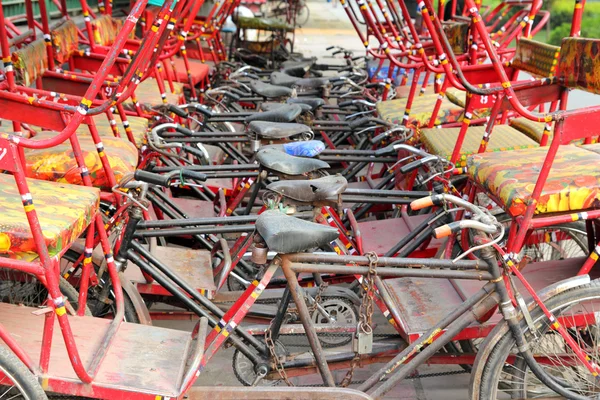Många thishaw på parkering — Stockfoto