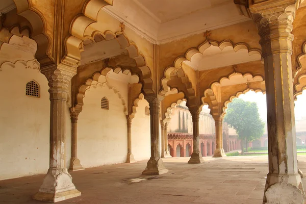 Kolumner i palace - fortet i agra — Stockfoto