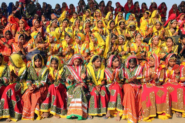Grande grupo de meninas indianas em trajes étnicos coloridos — Fotografia de Stock