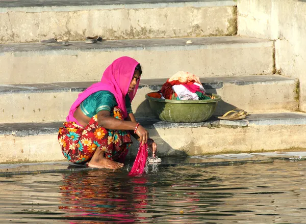 Indiase vrouw wassen van kleren in het meer — Stockfoto