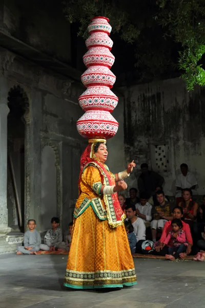 Bhavai prestaties - beroemde volksdans Rajasthan — Stockfoto