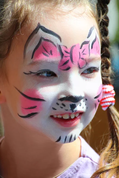 Милая девочка с кошачьим макияжем — стоковое фото