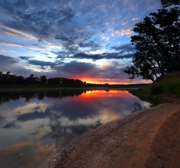 Paisagem fluvial ao amanhecer — Fotografia de Stock