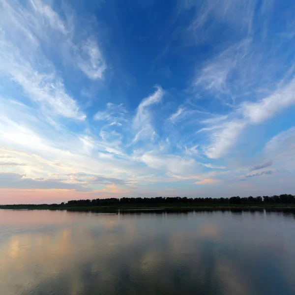 Abendlandschaft mit Fluss — Stockfoto