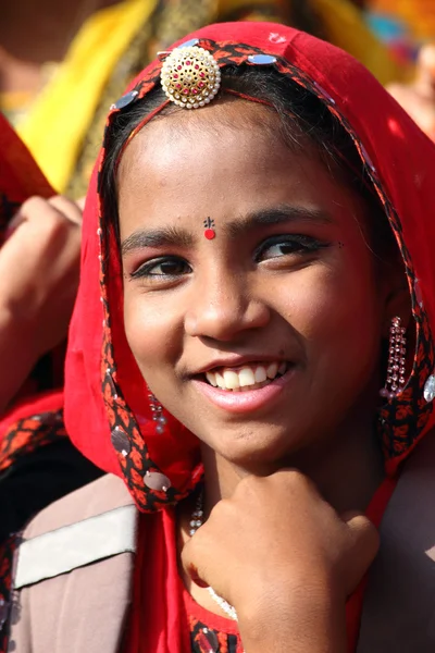 Porträtt av indisk flicka pushkar camel fair — Stockfoto