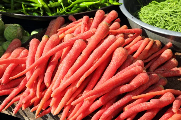 Красная морковь на рынке Индии — стоковое фото