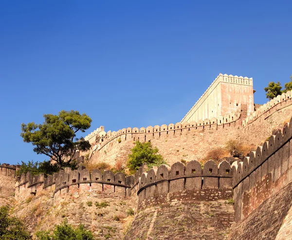 Hradby pevnosti kumbhalgarh v Indii — Stock fotografie