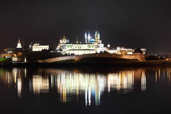 Éjszakai nézetet a kazan kremlin tükörképe a folyó — Stock Fotó